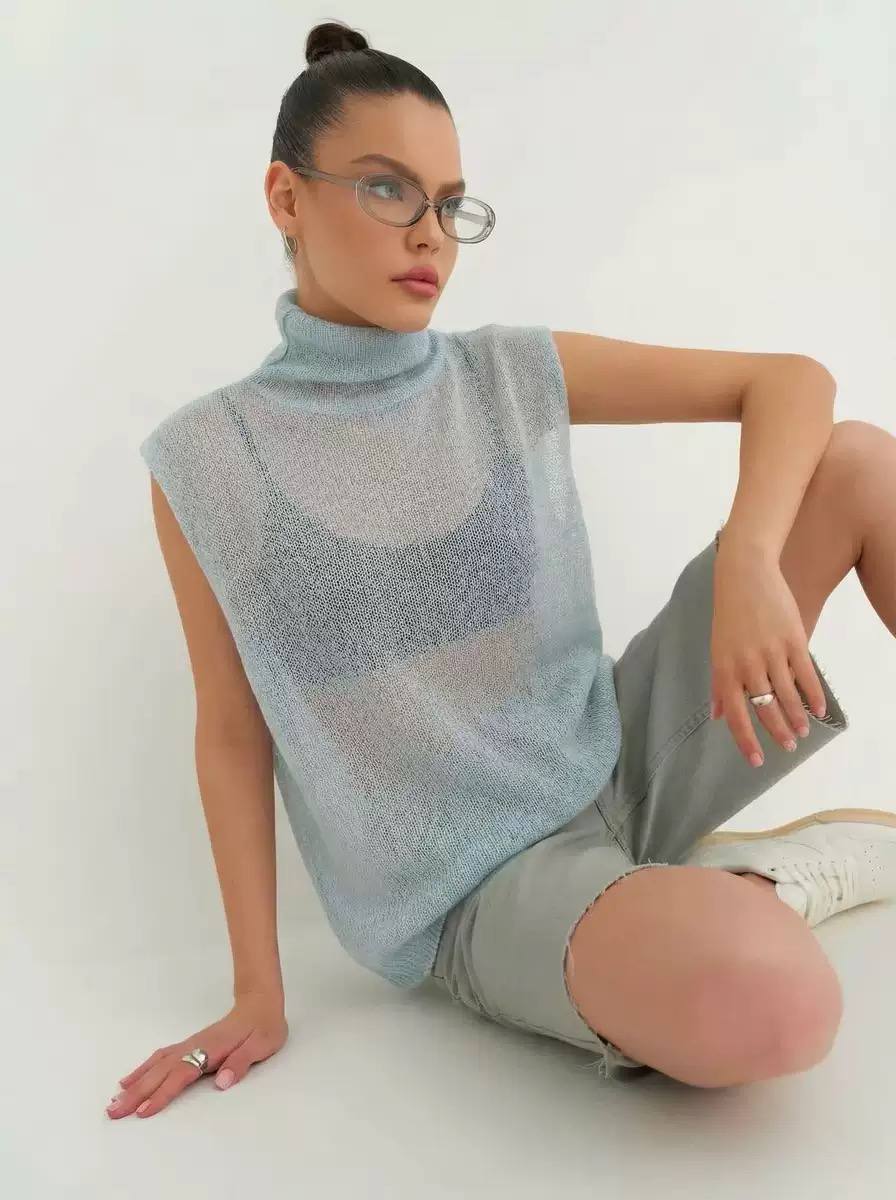Sleeveless Turtleneck Knit Sweater – Lightweight Ribbed Knit & Relaxed Fit