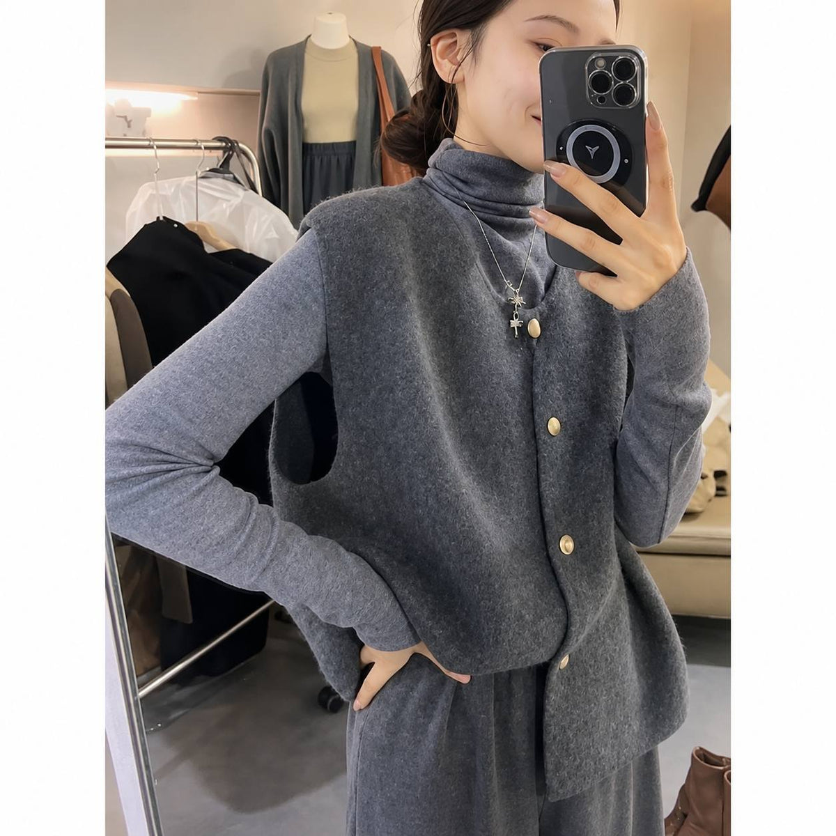 Women’s Elegant Sleeveless Button-Front Knit Vest